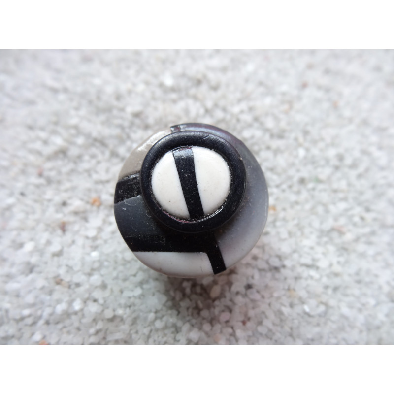 Petite bague graphique, noire/blanche, en fimo