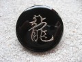 Grande bague graphique, estampe asiatique, sur fond noir en résine