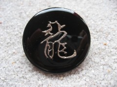 Grande bague graphique, estampe asiatique, sur fond noir en résine