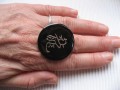 Grande bague graphique, estampe asiatique, sur fond noir en résine
