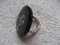 Grande bague graphique, estampe asiatique, sur fond noir en résine