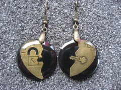 Boucles d'oreilles Steampunk, I love you, sur fond noir en résine