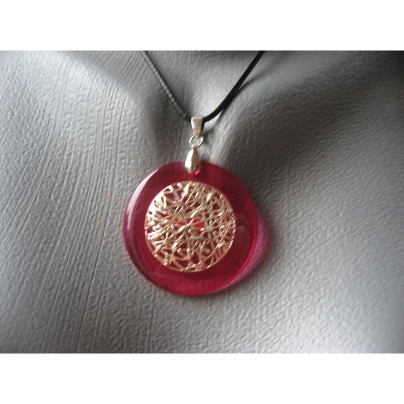 Pendentif graphique, estampe argentée, sur fond fuchsia en résine