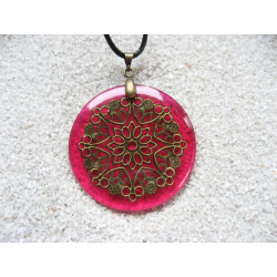 PENDENTIF graphique, Estampe Mandala bronze, sur fond fuchsia en résine