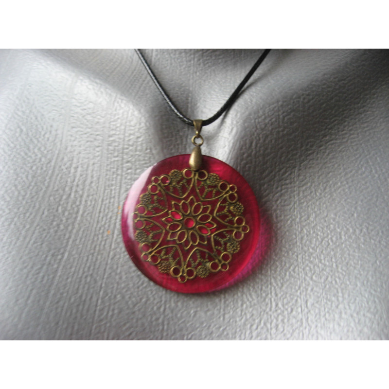 PENDENTIF graphique, Estampe Mandala bronze, sur fond fuchsia en résine