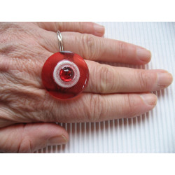 BAGUE fantaisie, perle rouge, sur fond blanc et rouge en résine