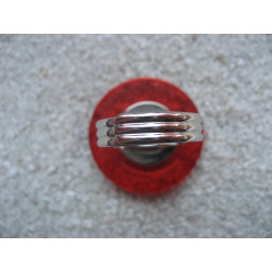 BAGUE fantaisie, perle rouge, sur fond blanc et rouge en résine