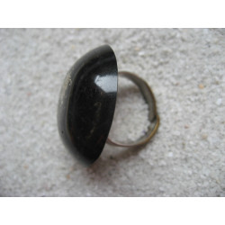 BAGUE grand cabochon, microperles argentées, sur fond noir en résine