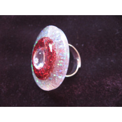 Large ring, white pearl, on a red background and pearly white resin