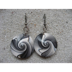 Boucles d'oreilles, spirale noire et blanche, en fimo