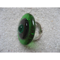 Grande bague graphique, perle verte, sur fond noir et vert en résine