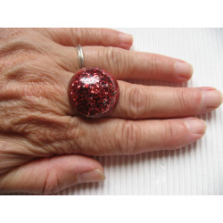 BAGUE petit cabochon fantaisie, paillettes rouges en résine