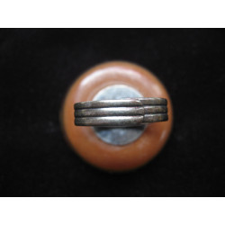 Grande bague fantaisie, poisson tropical, sur fond de sable en résine