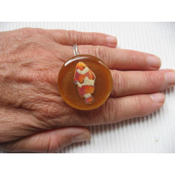 Large fantasy ring, Némo fish, on a resin sand background