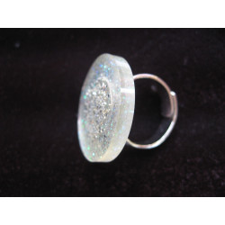 BAGUE fantaisie, microperles argentées, sur fond blanc nacré en résine