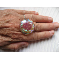 Ring large cabochon, fuchsia micropearls, on a pearly white background