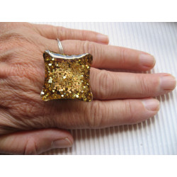 Bague carrée, paillettes dorées, en résine