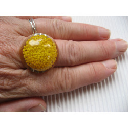 Small cabochon ring, yellow miniperles, in resin