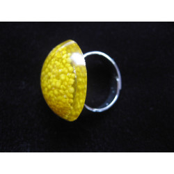 Small cabochon ring, yellow miniperles, in resin