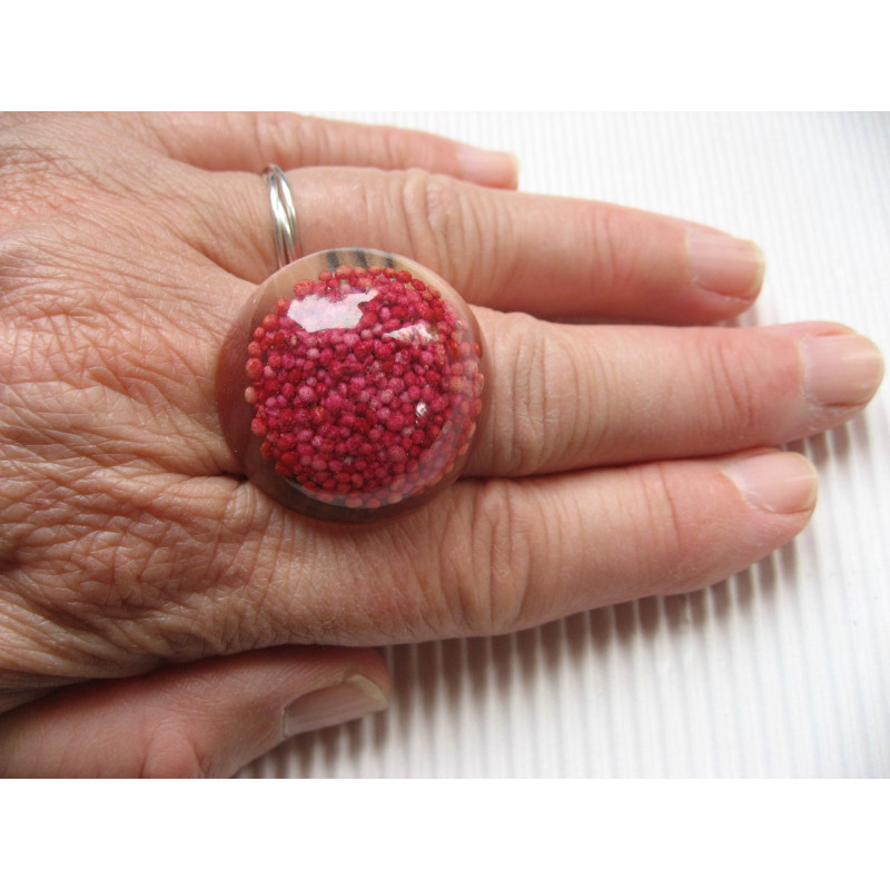 Large cabochon ring, fuchsias miniperles, in resin