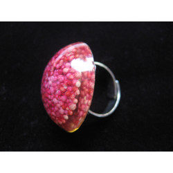 Large cabochon ring, fuchsias miniperles, in resin