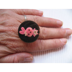 Kawaii ring, fuchsia rabbit, on black resin background