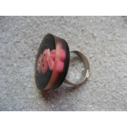 Kawaii ring, fuchsia rabbit, on black resin background