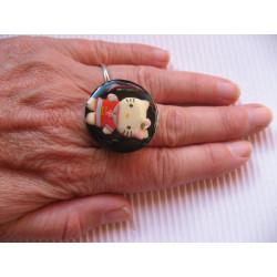 BAGUE Kawaii, poupée rouge, sur fond noir en résine