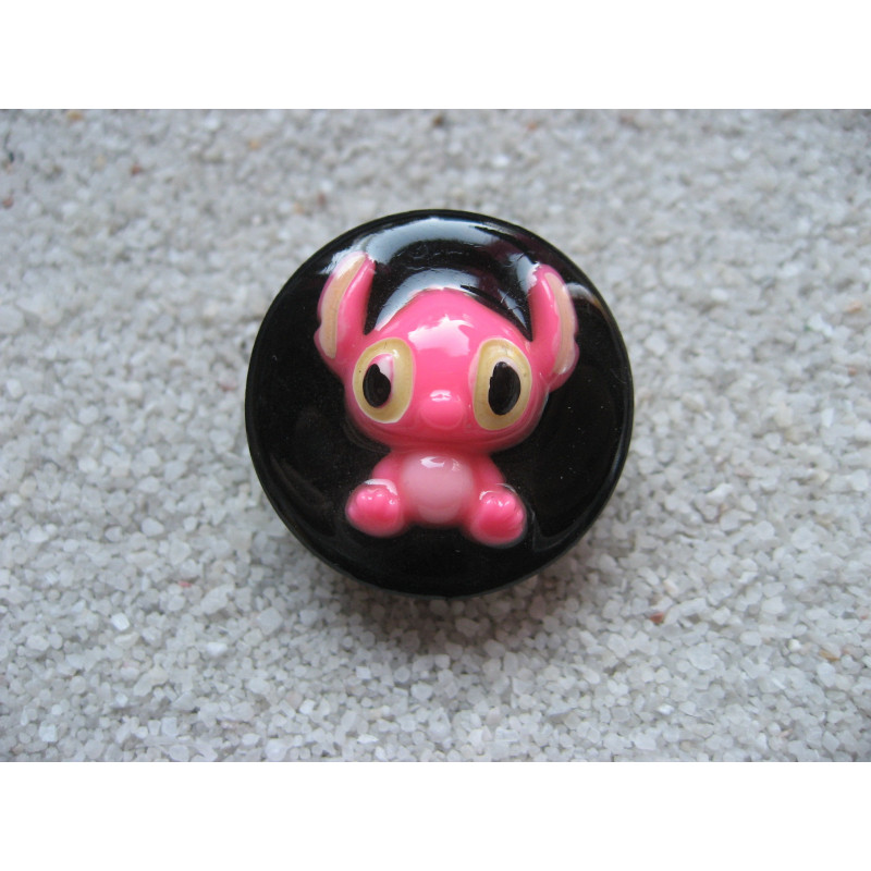 BAGUE Kawaii, Stitch Fuchsia, sur fond noir en résine