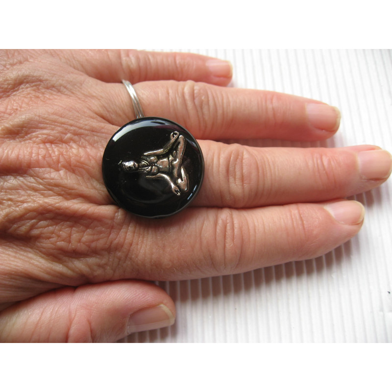 RING Zen attitude, silver yoga, on black resin