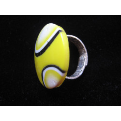 Pop ring, black / white patterns, on a yellow Fimo background