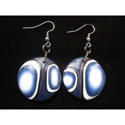 Boucles d'oreilles graphique, motifs blancs et noirs sur fond bleu, en fimo