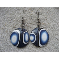 Boucles d'oreilles graphique, motifs blancs et noirs sur fond bleu, en fimo