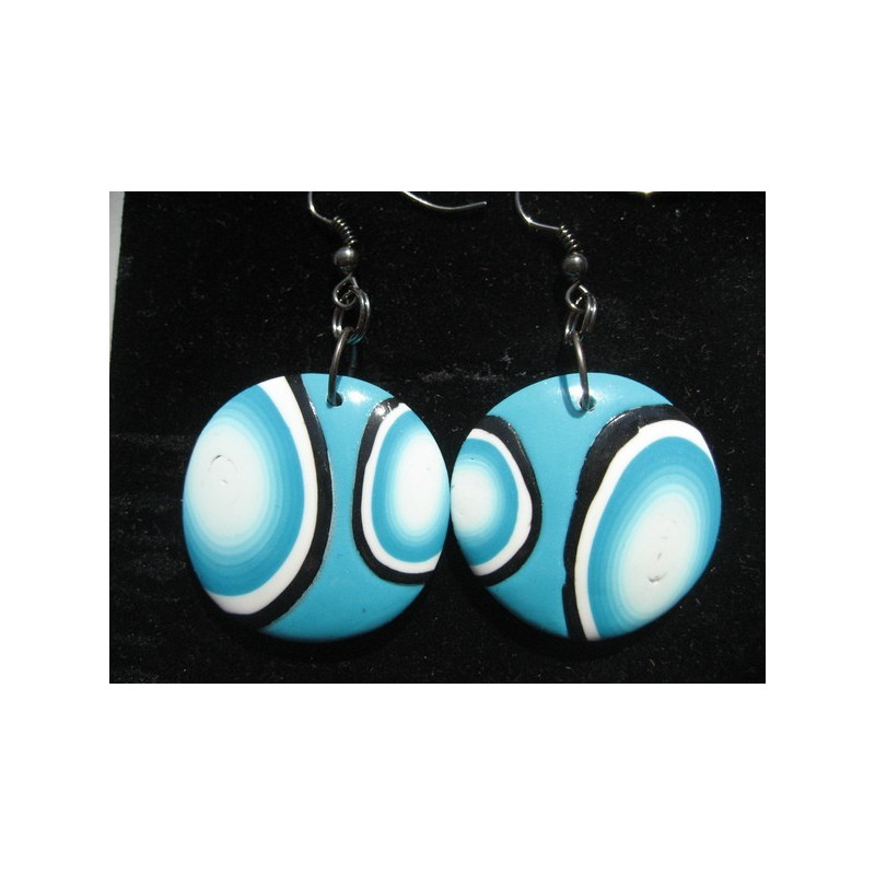 Boucles d'oreilles pop, motifs blancs et noirs sur fond turquoise, en fimo