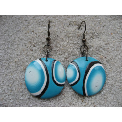 Boucles d'oreilles pop, motifs blancs et noirs sur fond turquoise, en fimo