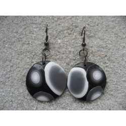 Boucles d'oreilles graphiques, motifs blancs et noirs sur fond noir, en fimo