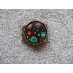 Bague petit cabochon, pois multicolores sur fond noir