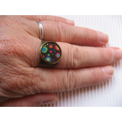 Bague petit cabochon, pois multicolores sur fond noir