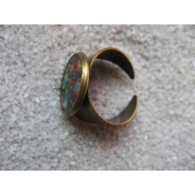 Bague petit cabochon, pois multicolores sur fond noir