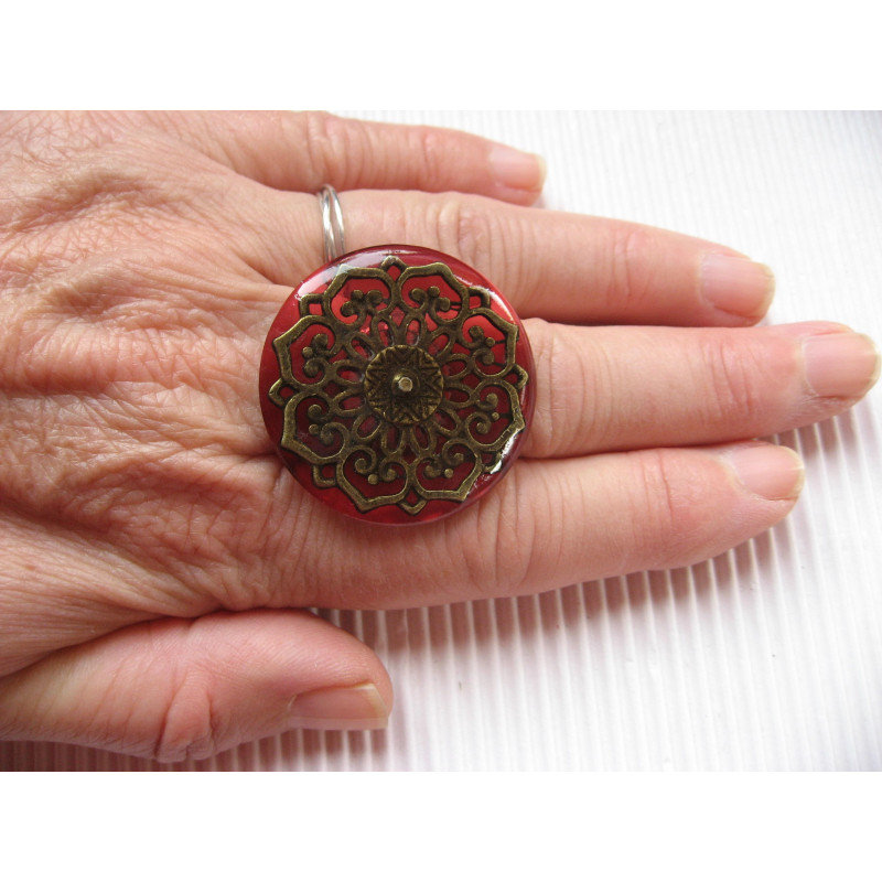 Grande bague, Etoile bronze Mandala, sur fond rouge en résine