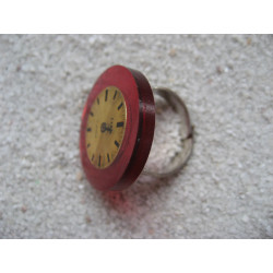 BAGUE vintage, cadran montre doré, sur fond fuchsia en résine