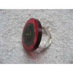 BAGUE vintage, cadran montre noir, sur fond fuchsia en résine