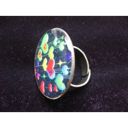 BAGUE fantaisie, coeurs multicolores sur fond noir, serti en résine