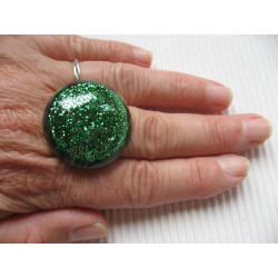 Large cabochon ring, green glitter, in resin