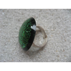 Large cabochon ring, green glitter, in resin