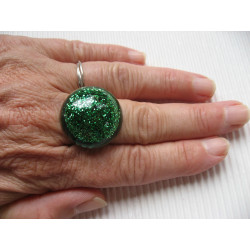 Small cabochon ring, with green glitter, in resin