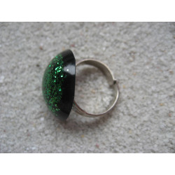 Small cabochon ring, with green glitter, in resin