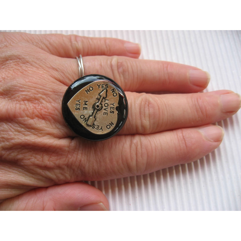 BAGUE fantaisie, Coeur boussole argenté, sur fond noir en résine