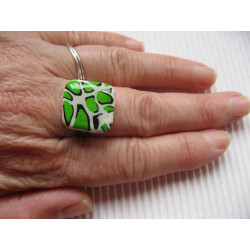 Petite bague carrée, motif léopard vert et blanc, en fimo