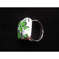 Petite bague carrée, motif léopard vert et blanc, en fimo